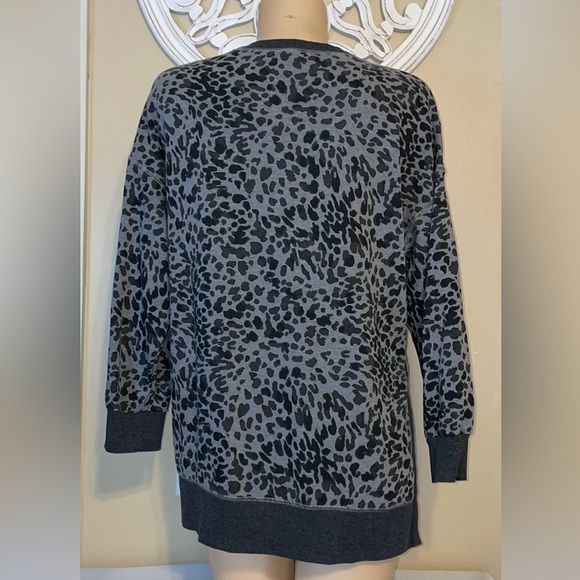 Old Navy women’s Medium top sweatshirt tunic animal cheetah print grey - Picture 4 of 7